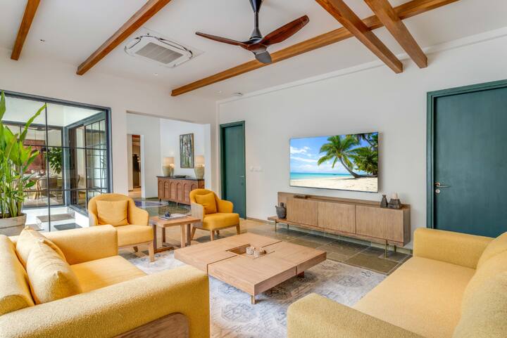 Rooms: Living area