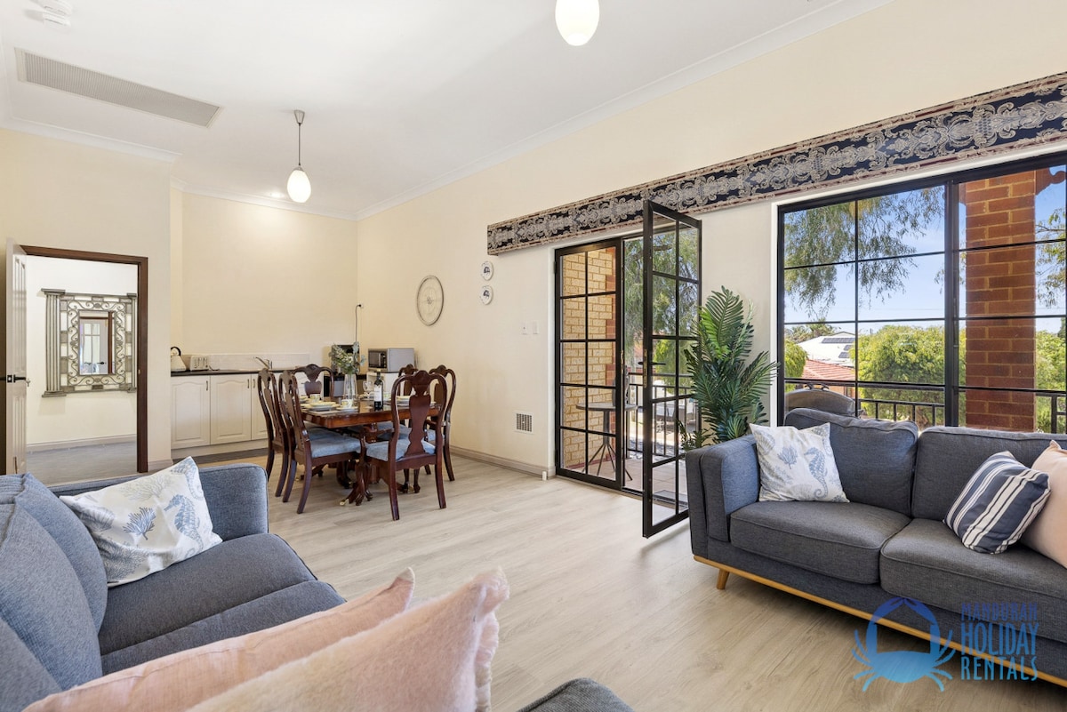 باب المدخل في الطابق العلوي إلى منطقة تناول الطعام والمطبخ الصغير