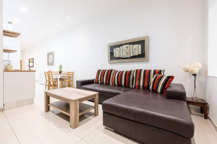 V86 - Seconds From The Sea  Sliema Apartment - Malta