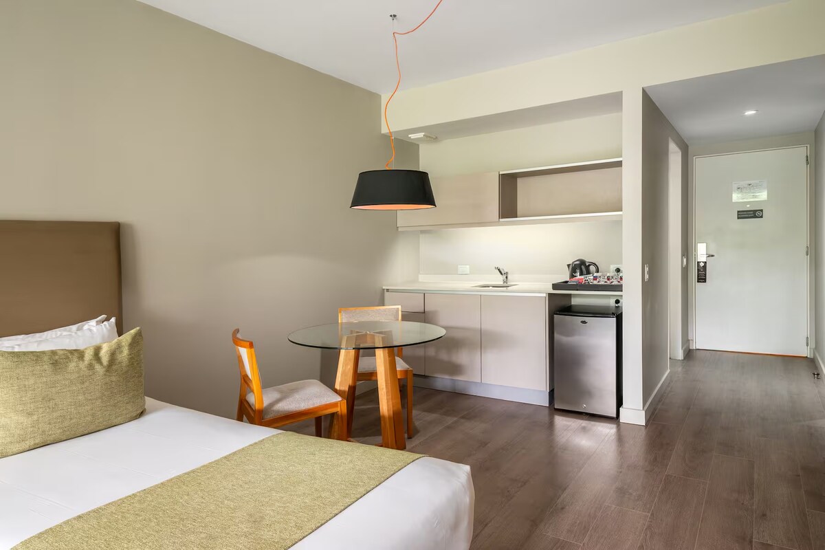 Habitación doble en hotel con balcón y vista a la ciudad en Palermo
