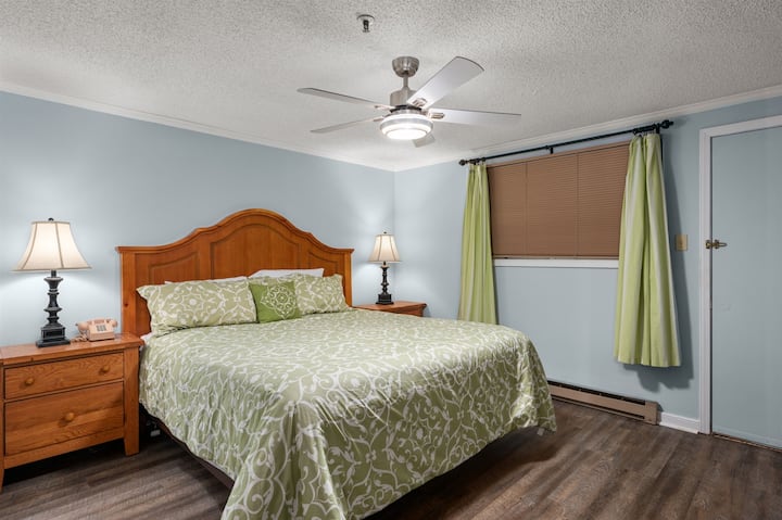 მთავარი საძინებელი 193×203 სმ ზომის საწოლითა და მისით დაკავშირებული სააბაზანოთი.