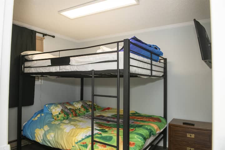 Ამ ოთახში არის ორსართულიანი საწოლი, რომელიც იდეალურია ბავშვებისა და ახალგაზრდებისთვის.