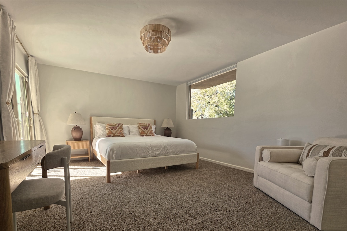 Spavaća soba u prizemlju s bračnim krevetom, izravnim izlazom na terasu i bazen, kaučem na razvlačenje i radnim prostorom.