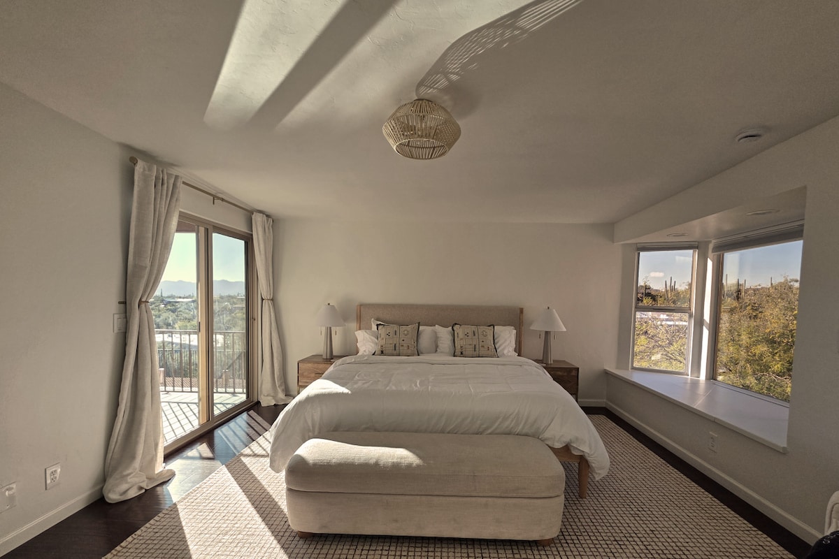 Prostrana glavna spavaća soba s privatnom kupaonicom, garderobom i trijemom s pogledom na bazen i zalaske sunca.