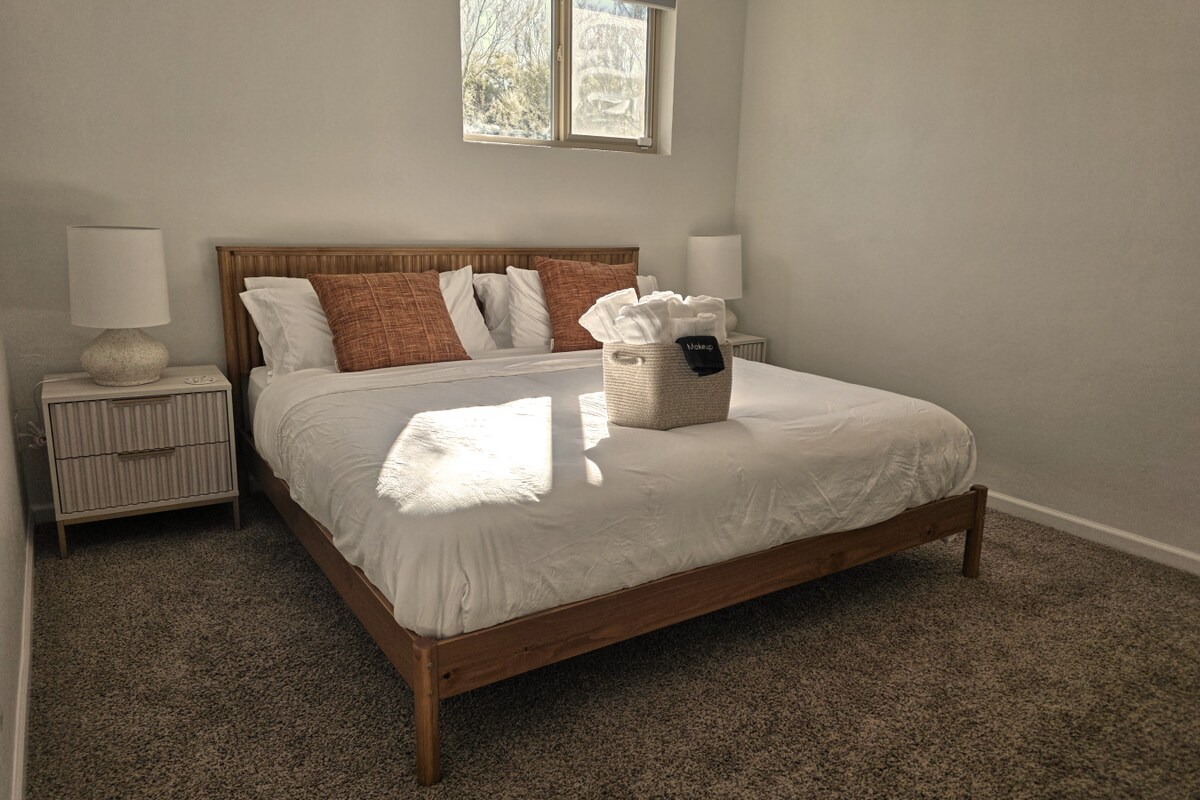 Spavaća soba u prizemlju s bračnim krevetom (king size) i dva ormara.