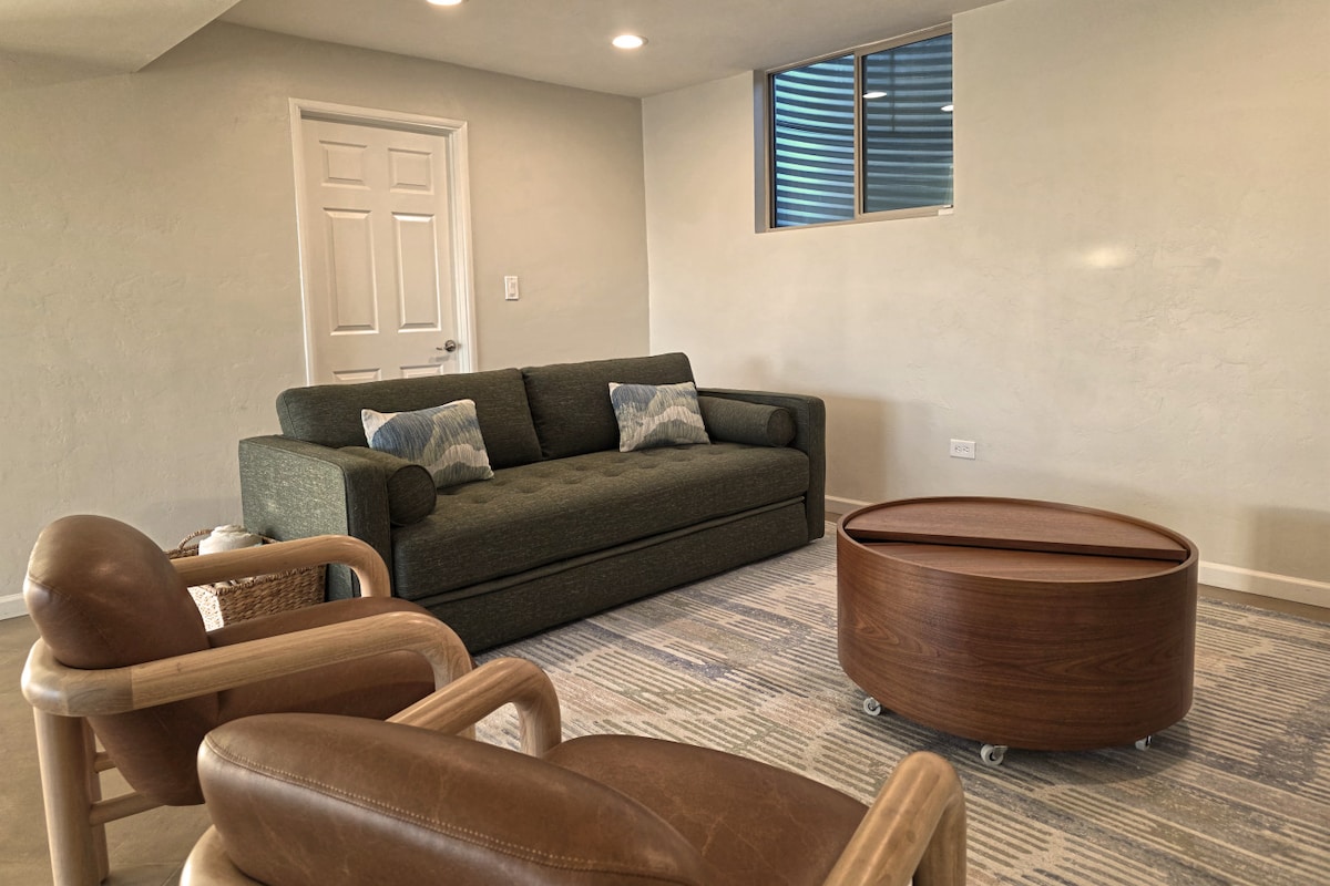 Igraonica s velikim televizorom, grupnim sjedalima i kaučem na razvlačenje.