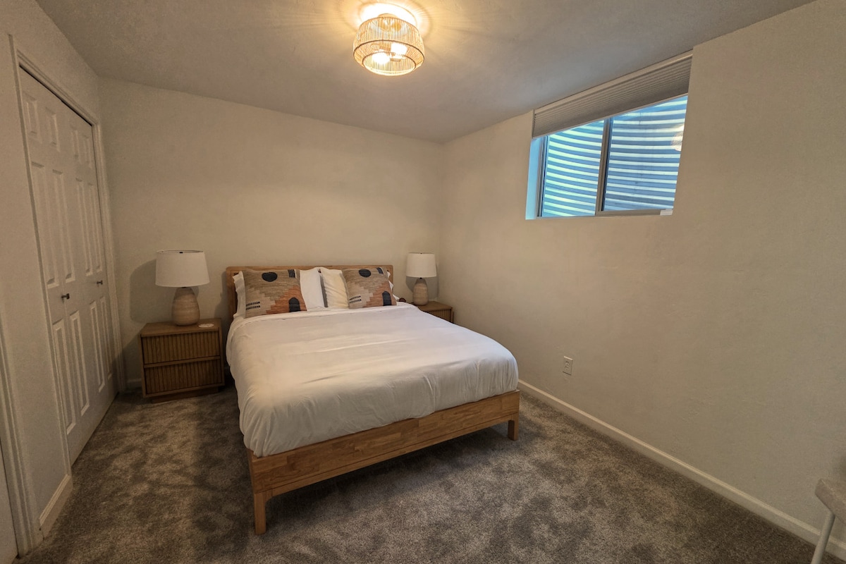 Spavaća soba u prizemlju s bračnim krevetom.