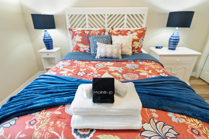 Njoo ufurahie mapumziko ya usiku yenye utulivu katika chumba hiki cha kulala kinachovutia!