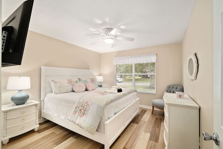 Chumba hiki cha kulala kinavutia kina vipengele laini na maridadi, mwanga wa asili na mapambo ya kijadi.