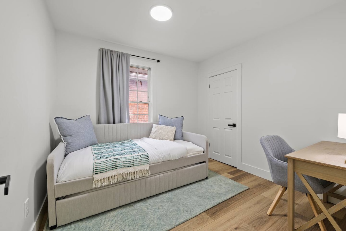 تتميز هذه الغرفة المرنة بسرير تروندل مريح لسعة نوم إضافية وستائر تعتيم للخصوصية ومكتب/مساحة عمل. استمتع بتلفزيون روكو الذكي المثبت على الحائط مقاس 30 بوصة للاسترخاء، بالإضافة إلى الديكور والإضاءة الساطعة والحديثة.