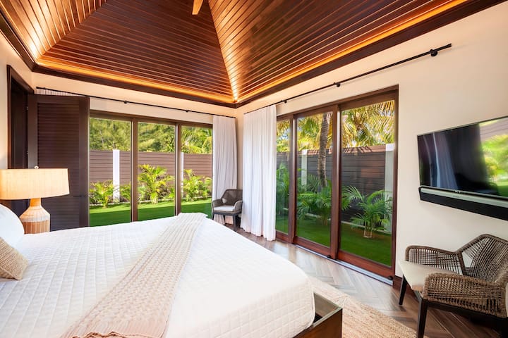 Dormitorul 5 se află în bungaloul separat și este mobilat cu un pat matrimonial, TV HD cu bară de sunet, plus acces la o grădină privată. 