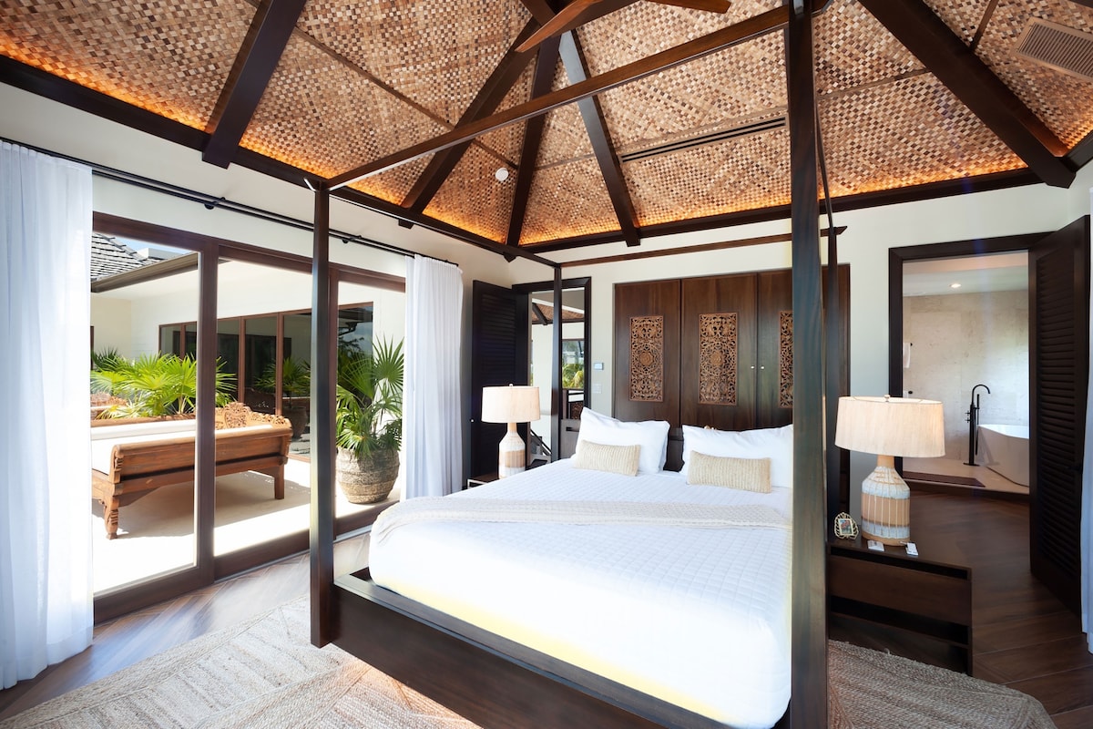 El dormitorio 2 está amueblado con una cama tamaño king, TV HD con barra de sonido, además de acceso al balcón compartido con vista al mar. 