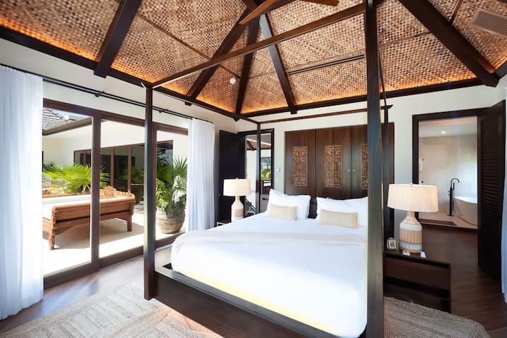 Dormitorul 2 este mobilat cu un pat king-size, TV HD cu bară de sunet, plus acces la balconul comun cu vedere la ocean. 