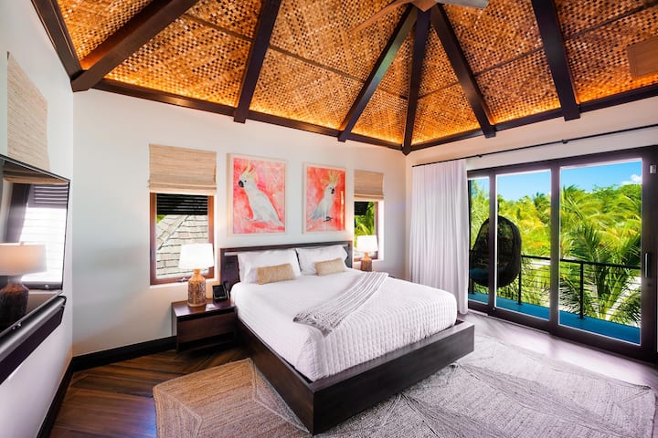 Dormitorul 3 este mobilat cu un pat matrimonial, SmartTV cu bară de sunet, plus acces la un balcon privat. 