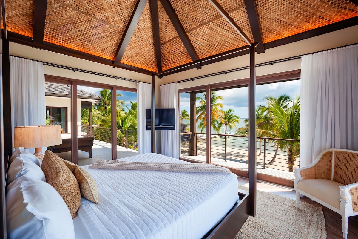 El dormitorio 1, la suite principal, está amueblado con una cama tamaño king, TV HD con barra de sonido, además de acceso a un balcón compartido con vista al mar. 