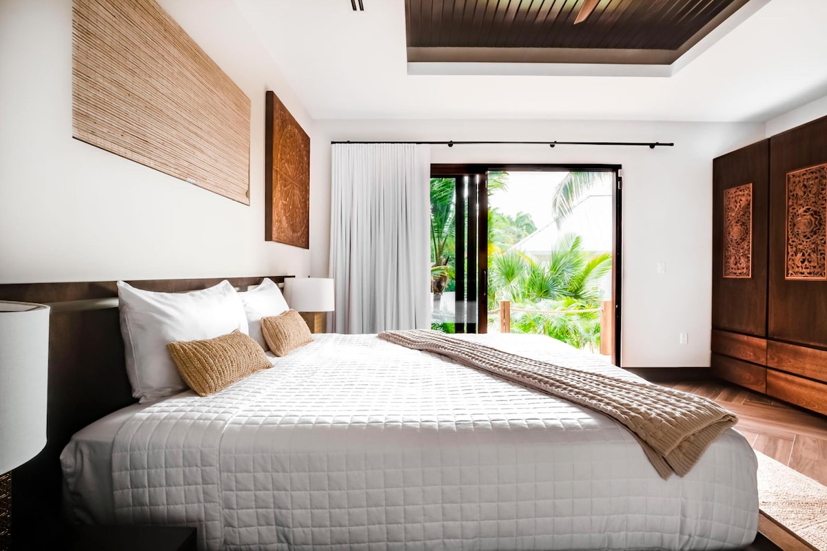 El dormitorio 4 está en el nivel inferior y está amueblado con una cama tamaño king, SmartTV y acceso a la terraza de la piscina. 