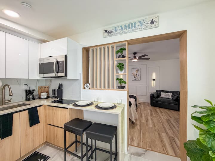 King Comfort Suite • Kitchen • Wi-fi • Parking - Pembroke Pines, FL