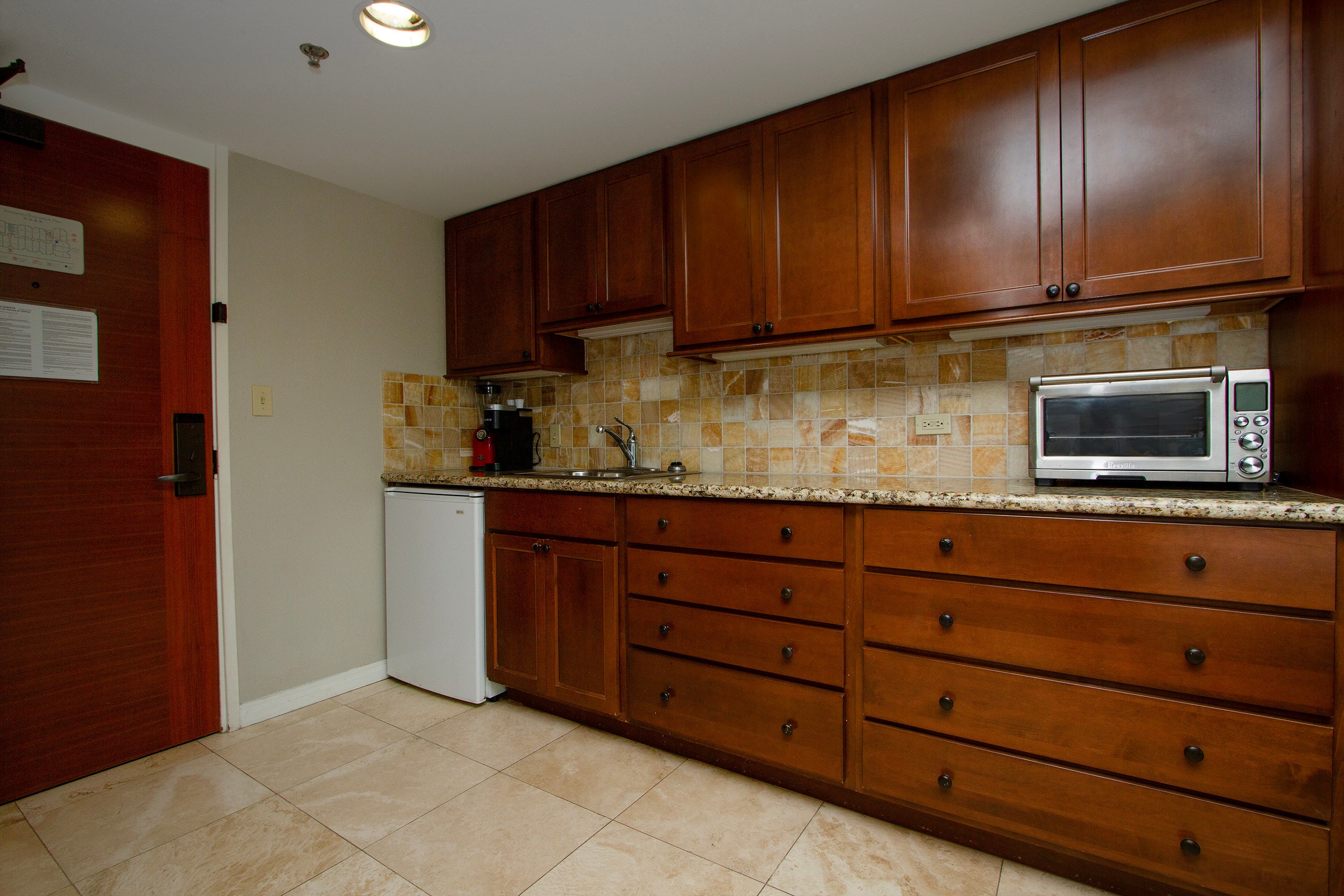 Cozy Waikiki Studio, Pool, Gym & BBQ - Image 6