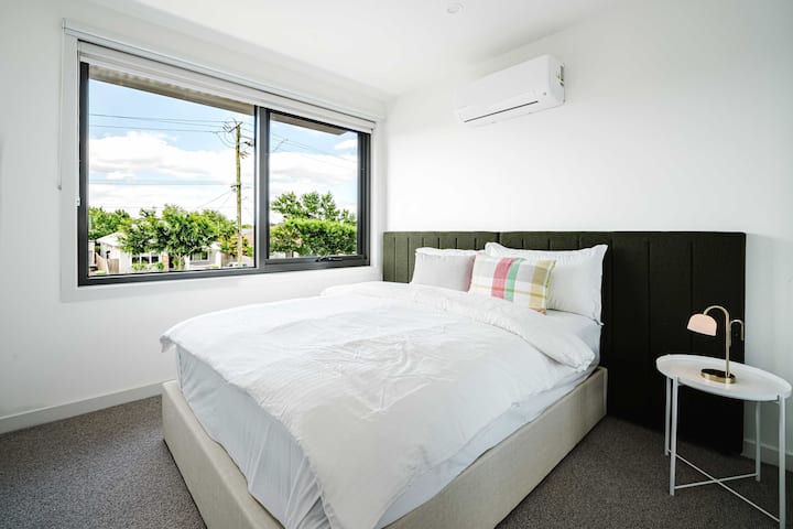 明亮通风的卧室，带景观