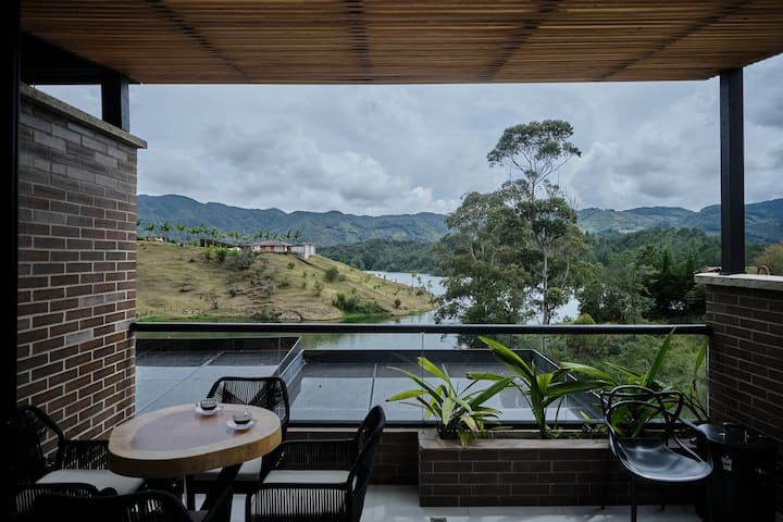 Vista Al Lago Muelle Y Zona Urbana - Guatapé