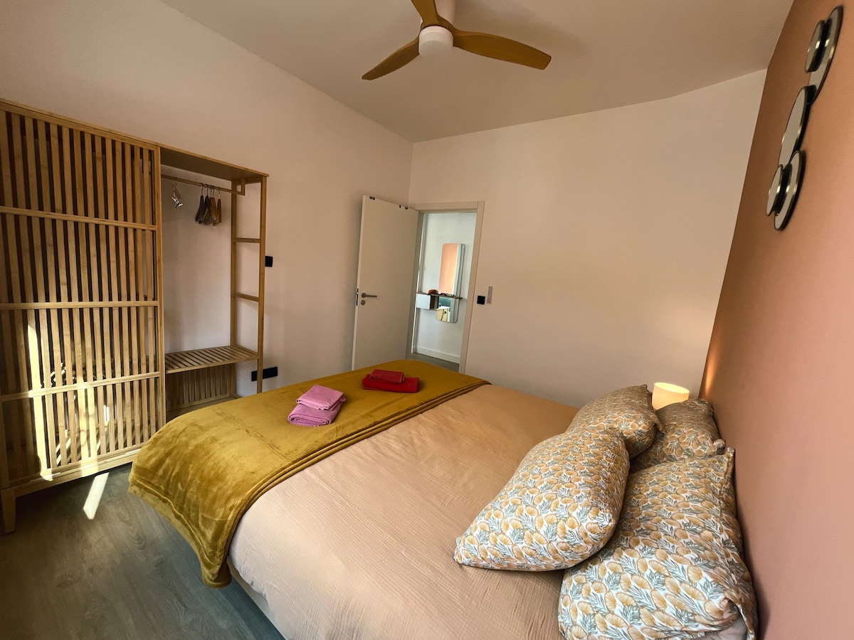 Спална соба 2 со брачен кревет (широк 180 – 200 см) – страничен поглед