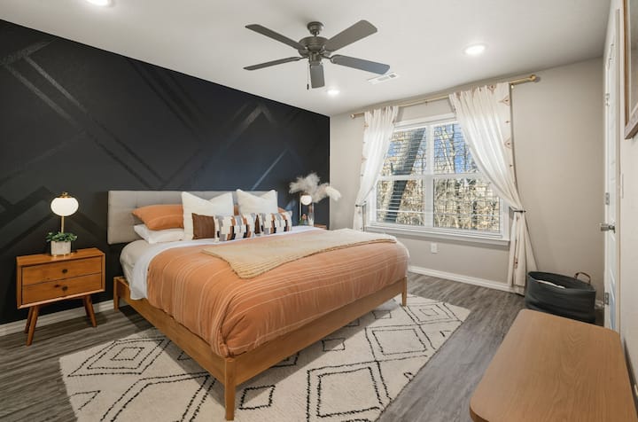 חדר שינה ראשי - מיטת קינג סייז, ארון וחדר רחצה צמוד.