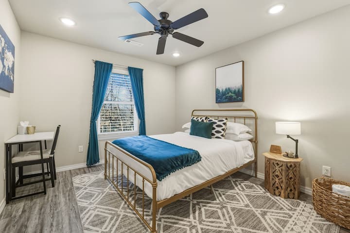  חדר שינה שני - מיטת קווין סייז, ארון וחדר רחצה בקרבת מקום.