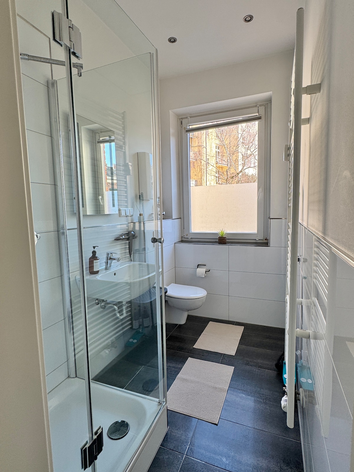 Modern studio • Self-arrival • City center
