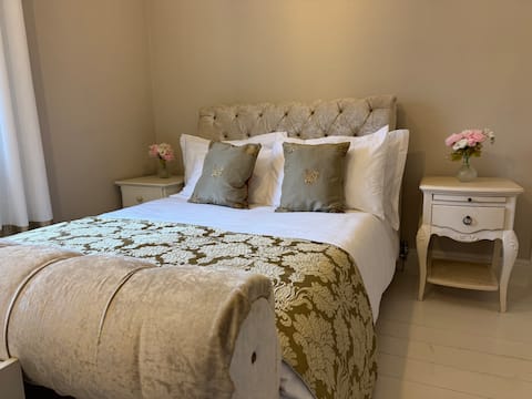 Charming 4BDR Spacious Sheffield Home with Parking