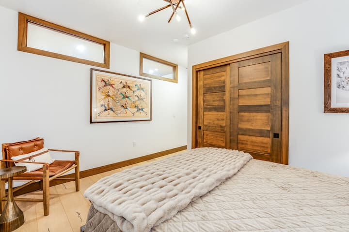 Un montón de espacio en el armario en el primer dormitorio | Interior