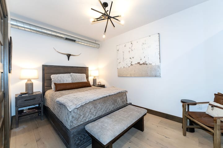 Primer dormitorio con hermosas y únicas obras de arte | Interior