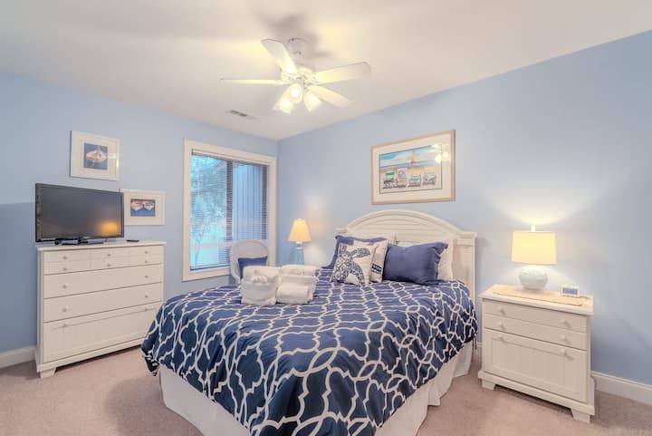 Acogedor y acogedor dormitorio de invitados con una cómoda cama tamaño queen para una gran noche de sueño.