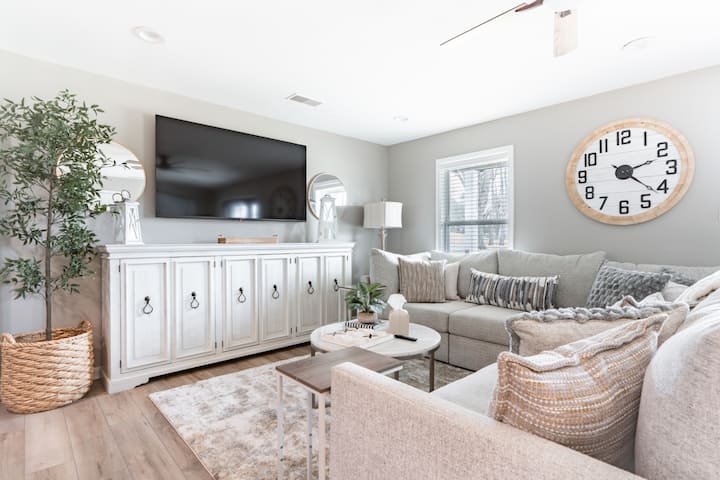Luxury 3br Pond View Home  Sunroom Games - Southaven, MS