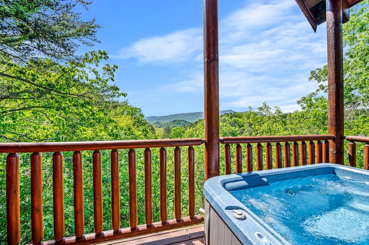 Stunning 7bd Lodge W/ Hot Tubs + Mntn Views! - Tennessee