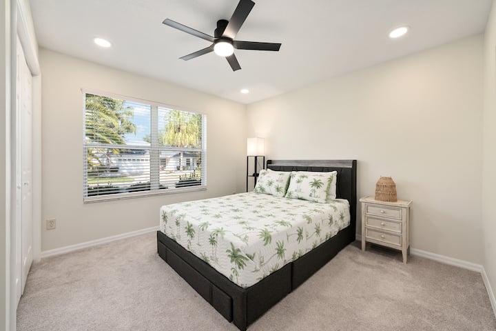 საძინებელი 1: საწოლი 152×203 სმ, კარადა