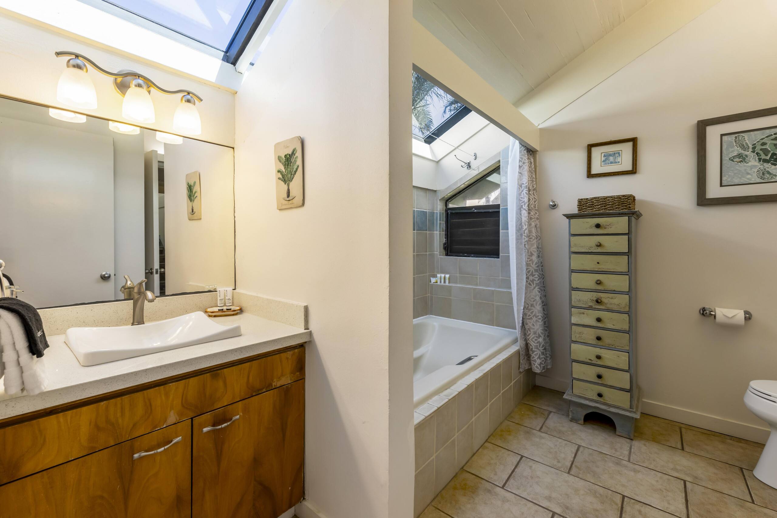 Condo in Lahaina · ★4.75 · 3 bedrooms · 7 beds · 2 baths - Image 40