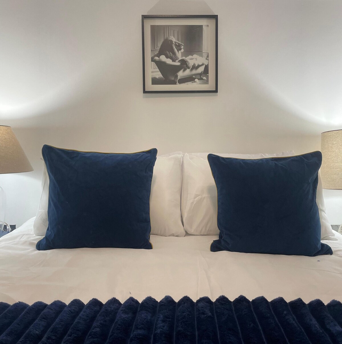 ที่นอนหรู ผ้าปูที่นอนเนื้อแข็ง และแสงสว่างที่สะดวกสบายพร้อมสมาร์ททีวีเพื่อการพักผ่อนและการนอนหลับ 