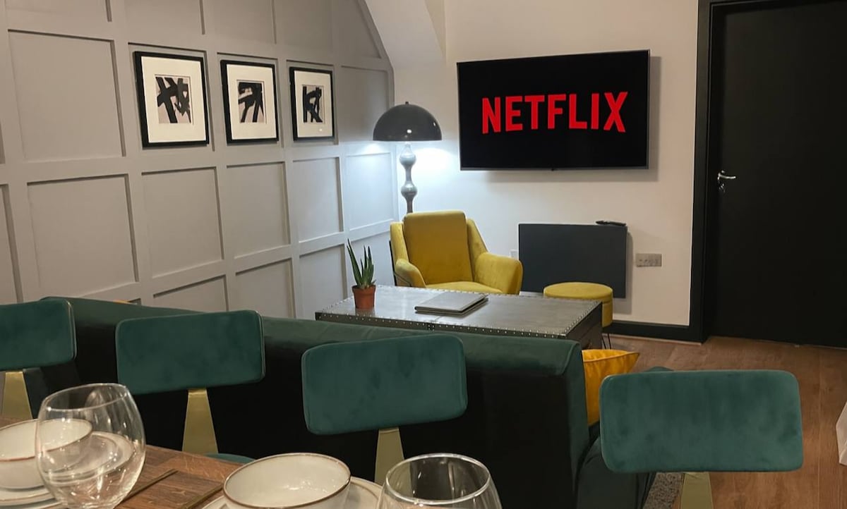 ห้องครัวพร้อมสมาร์ททีวีขนาด 60 นิ้ว 