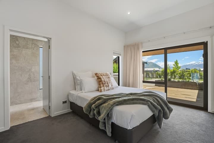 მთავარი საძინებელი 150–179 სმ ზომის საწოლით