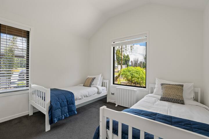 Საძინებელი 3 ერთადგილიანი საწოლით