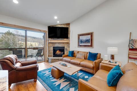 Cozy Mountain-View Condo By The River