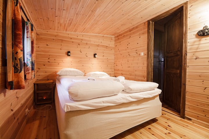 El dormitorio tiene una cama doble de 150 x 200 cm
