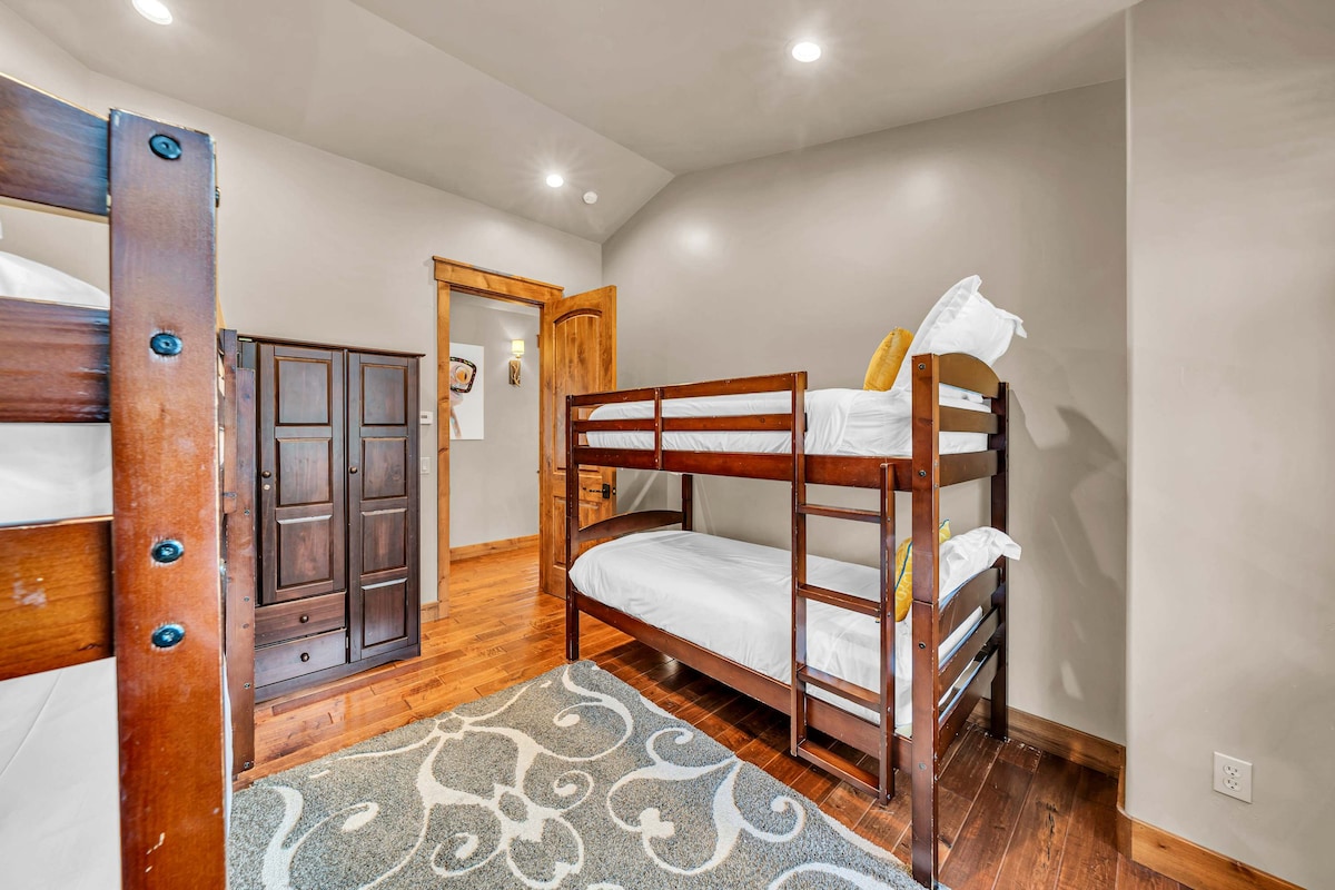 Chumba cha kulala cha 5 (ghorofa ya juu): Seti mbili za vitanda viwili vya ghorofa.