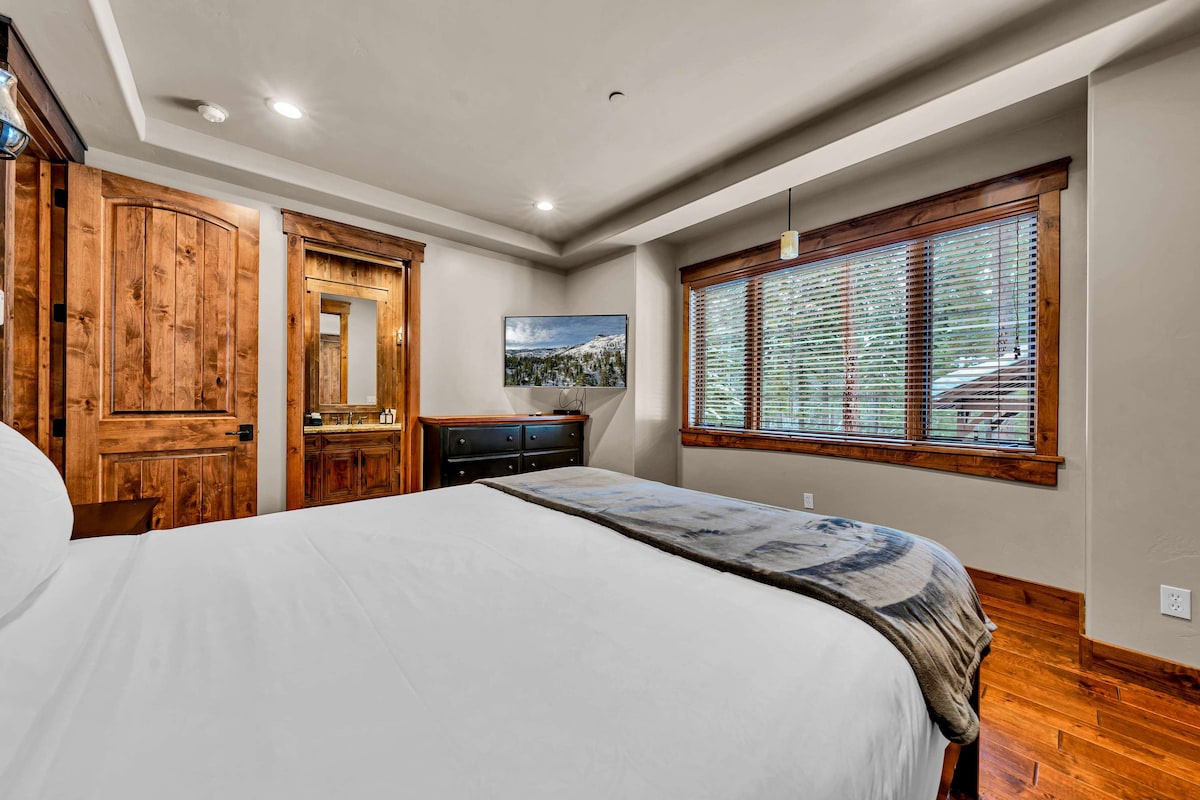 Chumba cha kulala cha 3 (sakafu kuu): Kitanda cha king, 2 katika runinga, mandhari ya msitu, bafu la jack & jill