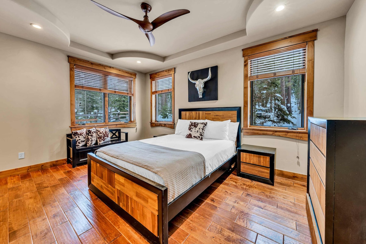 Chumba cha kulala cha 4 (sakafu kuu): Kitanda cha malkia, mandhari ya msitu, sakafu za mbao, feni ya dari, televisheni ya inchi 32, bafu la jack & jill