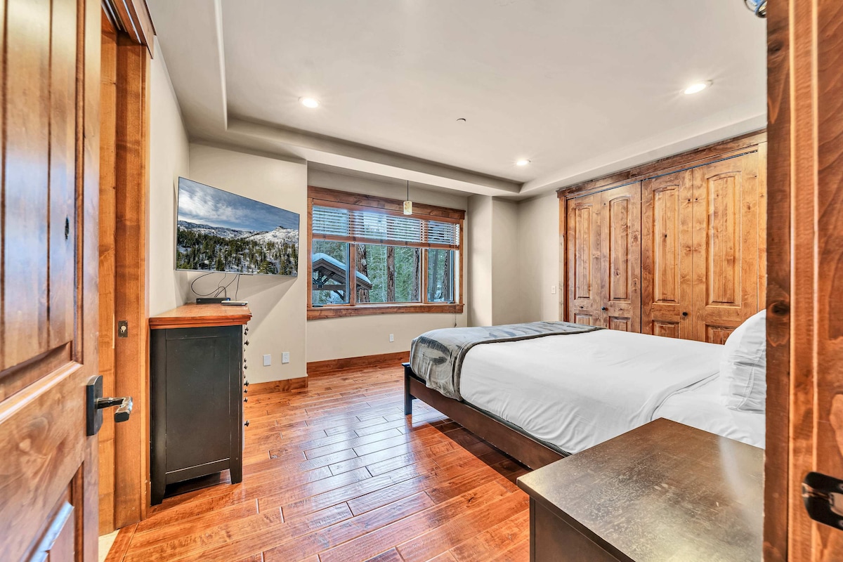 Chumba cha kulala cha 2 (ghorofa kuu): Kitanda cha malkia, Smart TV, hifadhi ya kabati, mandhari ya msitu