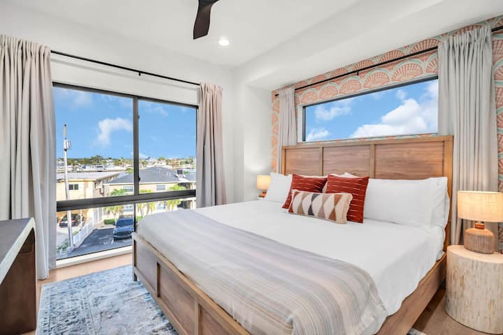 אפשר לראות את המפרץ מהחדר הזה. נוף למים, טלוויזיה מותקנת, ארון, וילונות להחשכה מלאה ומזרן נוח.