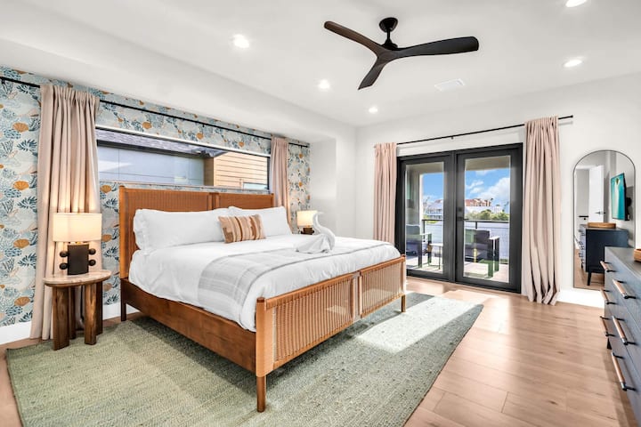 מקום מפלט עיקרי מעוצב בקפידה — עם מזרן קינג סייז של Helix ללילות מרגיעים, וילונות האפלה לרגיעה מוחלטת, וטפט שוניות אלמוגים כיפי ואנרגטי שמעלה חיוך על הפנים בכל פעם שמתעוררים.