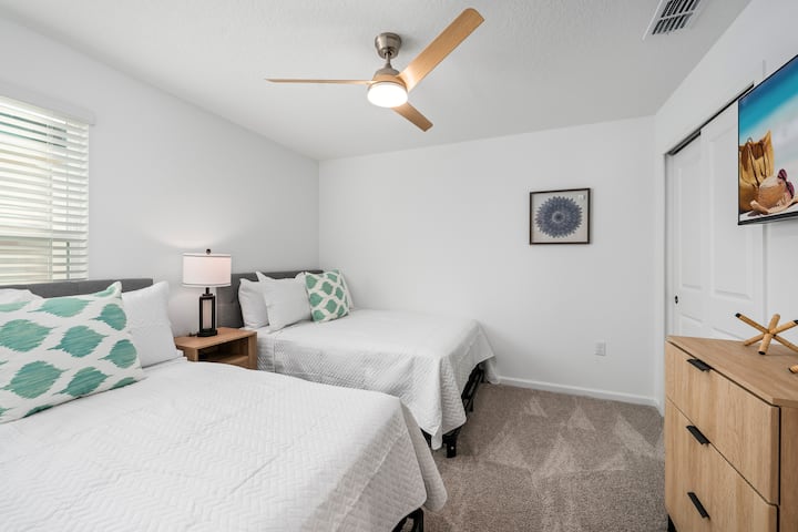 Pumzika katika vitanda maridadi, vyenye ubora wa juu baada ya siku iliyojaa furaha kwenye bustani.