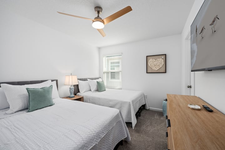 Pumzika katika vitanda maridadi, vyenye ubora wa juu baada ya siku iliyojaa furaha kwenye bustani.